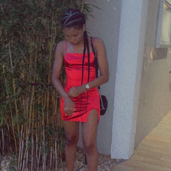 I am selling this beautiful red dress - Picture 4 of 4